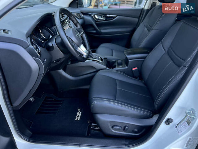 Белый Ниссан Rogue Sport, объемом двигателя 0 л и пробегом 68 тыс. км за 17900 $, фото 6 на Automoto.ua