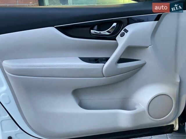 Белый Ниссан Rogue Sport, объемом двигателя 2 л и пробегом 61 тыс. км за 17690 $, фото 14 на Automoto.ua