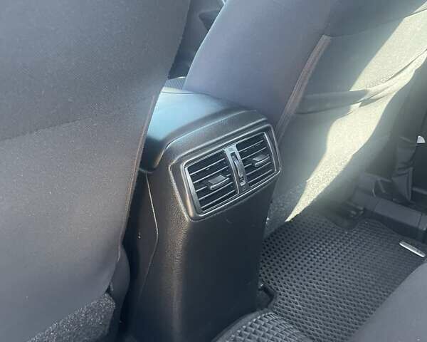 Білий Ніссан Rogue Sport, об'ємом двигуна 2 л та пробігом 98 тис. км за 14700 $, фото 15 на Automoto.ua