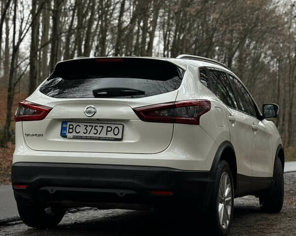 Белый Ниссан Rogue Sport, объемом двигателя 2 л и пробегом 81 тыс. км за 16500 $, фото 7 на Automoto.ua