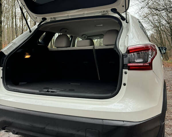 Белый Ниссан Rogue Sport, объемом двигателя 2 л и пробегом 81 тыс. км за 16500 $, фото 16 на Automoto.ua