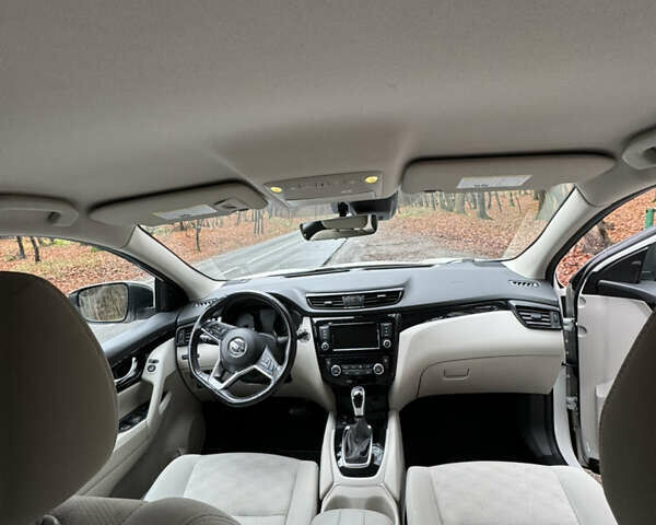 Белый Ниссан Rogue Sport, объемом двигателя 2 л и пробегом 81 тыс. км за 16500 $, фото 10 на Automoto.ua
