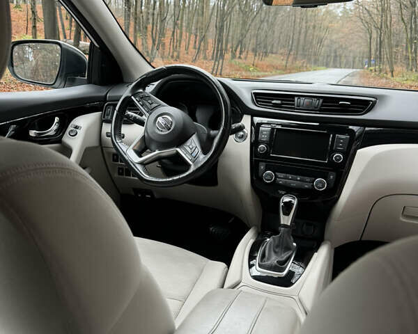 Белый Ниссан Rogue Sport, объемом двигателя 2 л и пробегом 81 тыс. км за 16500 $, фото 8 на Automoto.ua