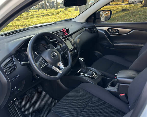 Белый Ниссан Rogue Sport, объемом двигателя 2 л и пробегом 42 тыс. км за 16000 $, фото 5 на Automoto.ua