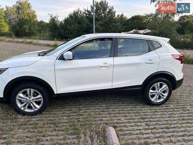 Белый Ниссан Rogue Sport, объемом двигателя 2 л и пробегом 65 тыс. км за 15650 $, фото 1 на Automoto.ua