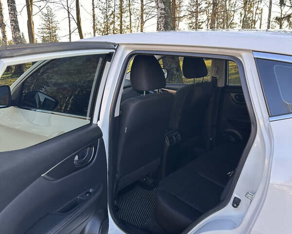 Белый Ниссан Rogue Sport, объемом двигателя 2 л и пробегом 42 тыс. км за 16000 $, фото 7 на Automoto.ua