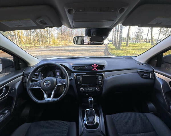 Белый Ниссан Rogue Sport, объемом двигателя 2 л и пробегом 42 тыс. км за 16000 $, фото 6 на Automoto.ua