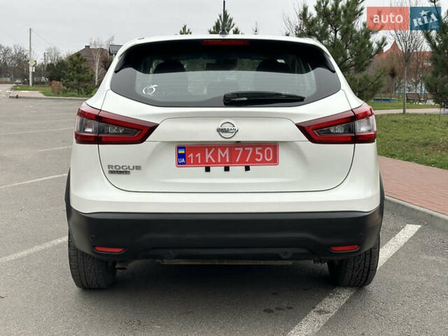 Белый Ниссан Rogue Sport, объемом двигателя 2 л и пробегом 111 тыс. км за 15500 $, фото 2 на Automoto.ua