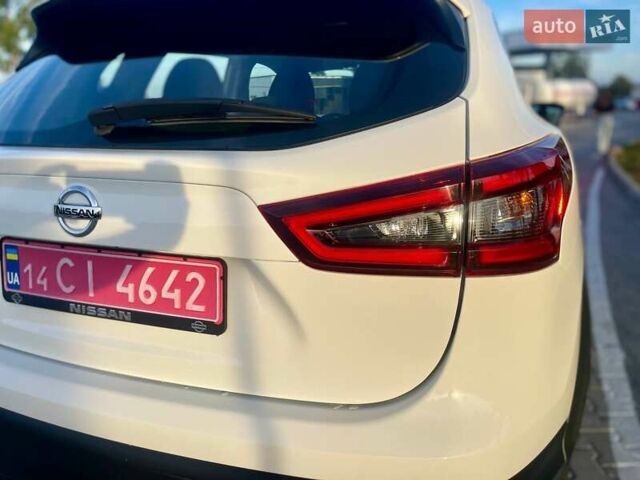 Белый Ниссан Rogue Sport, объемом двигателя 2 л и пробегом 101 тыс. км за 16700 $, фото 7 на Automoto.ua