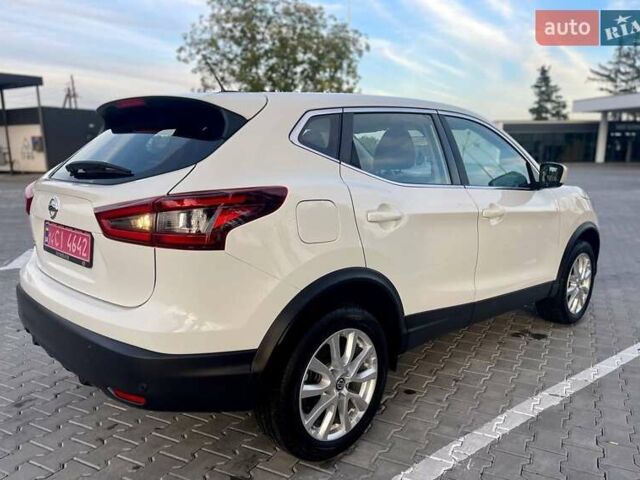 Белый Ниссан Rogue Sport, объемом двигателя 2 л и пробегом 101 тыс. км за 16700 $, фото 8 на Automoto.ua