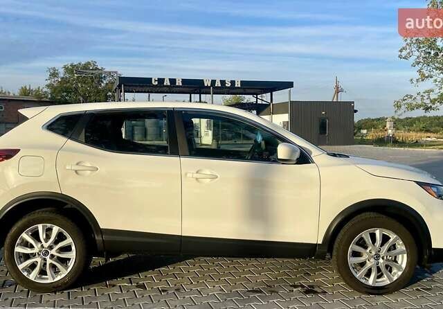 Белый Ниссан Rogue Sport, объемом двигателя 2 л и пробегом 101 тыс. км за 16700 $, фото 4 на Automoto.ua