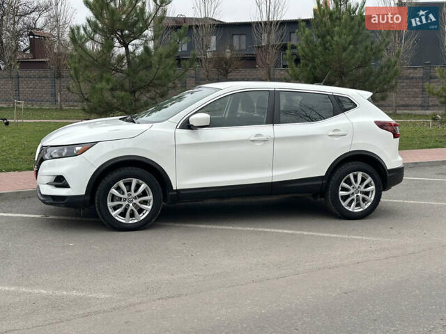 Белый Ниссан Rogue Sport, объемом двигателя 2 л и пробегом 111 тыс. км за 15500 $, фото 4 на Automoto.ua