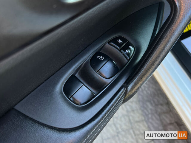 Білий Ніссан Rogue Sport, об'ємом двигуна 2 л та пробігом 74 тис. км за 16400 $, фото 16 на Automoto.ua