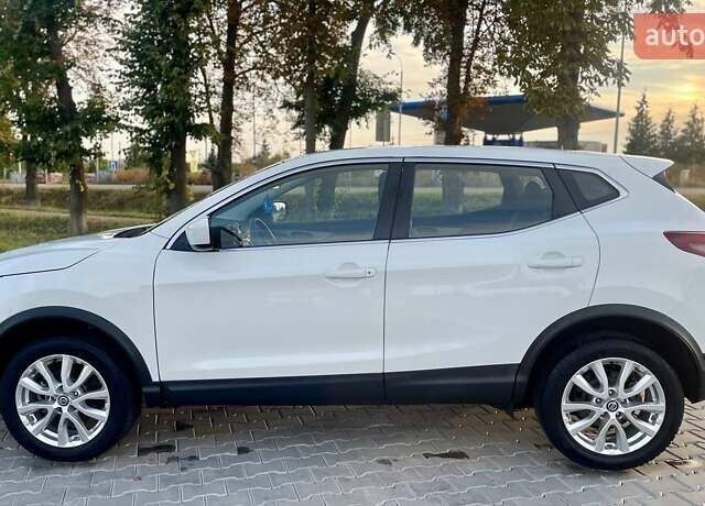 Белый Ниссан Rogue Sport, объемом двигателя 2 л и пробегом 101 тыс. км за 16700 $, фото 16 на Automoto.ua