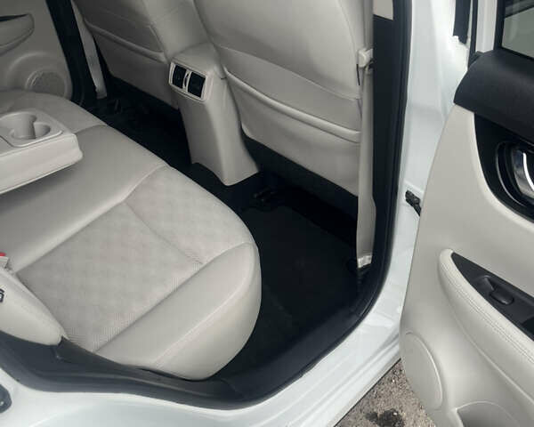 Белый Ниссан Rogue Sport, объемом двигателя 2 л и пробегом 29 тыс. км за 18000 $, фото 32 на Automoto.ua