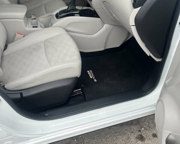 Белый Ниссан Rogue Sport, объемом двигателя 2 л и пробегом 29 тыс. км за 18000 $, фото 33 на Automoto.ua