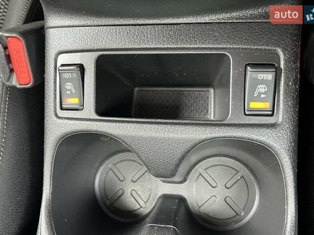 Черный Ниссан Rogue Sport, объемом двигателя 2 л и пробегом 125 тыс. км за 13500 $, фото 18 на Automoto.ua