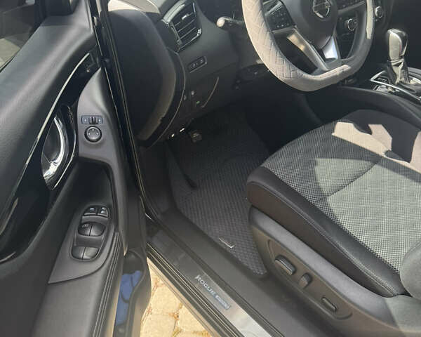 Черный Ниссан Rogue Sport, объемом двигателя 2 л и пробегом 82 тыс. км за 17600 $, фото 7 на Automoto.ua