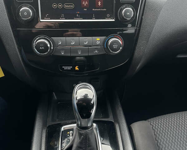 Черный Ниссан Rogue Sport, объемом двигателя 2 л и пробегом 154 тыс. км за 15000 $, фото 3 на Automoto.ua