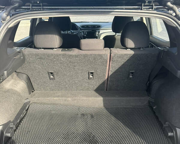 Чорний Ніссан Rogue Sport, об'ємом двигуна 2 л та пробігом 38 тис. км за 18000 $, фото 16 на Automoto.ua