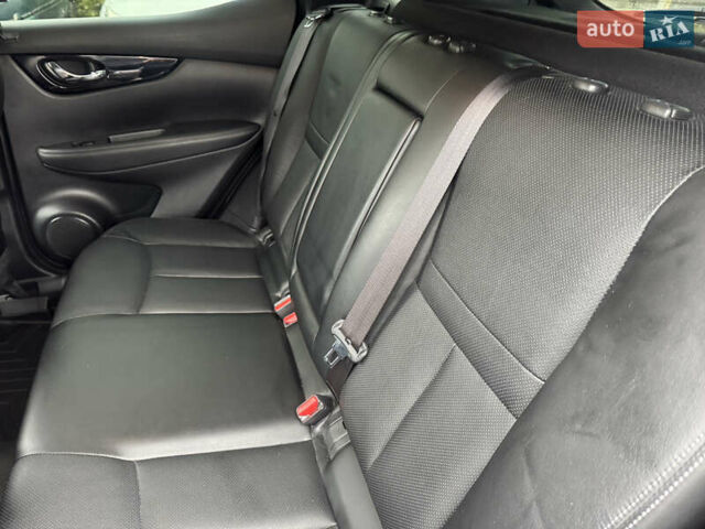Красный Ниссан Rogue Sport, объемом двигателя 2 л и пробегом 67 тыс. км за 16400 $, фото 14 на Automoto.ua