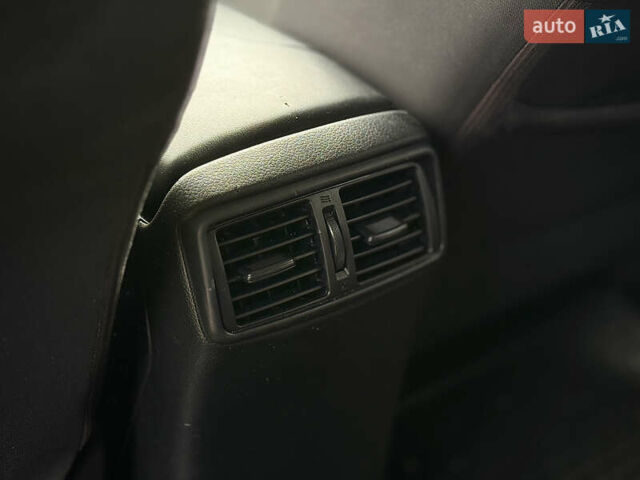 Красный Ниссан Rogue Sport, объемом двигателя 2 л и пробегом 51 тыс. км за 13800 $, фото 12 на Automoto.ua