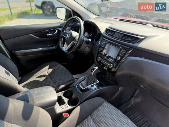 Красный Ниссан Rogue Sport, объемом двигателя 2 л и пробегом 199 тыс. км за 11500 $, фото 5 на Automoto.ua