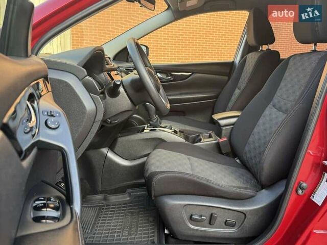 Красный Ниссан Rogue Sport, объемом двигателя 2 л и пробегом 61 тыс. км за 14700 $, фото 24 на Automoto.ua