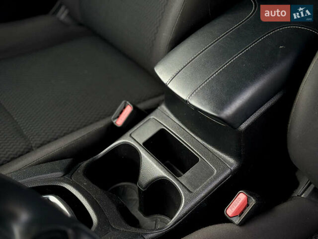 Красный Ниссан Rogue Sport, объемом двигателя 2 л и пробегом 51 тыс. км за 13800 $, фото 16 на Automoto.ua