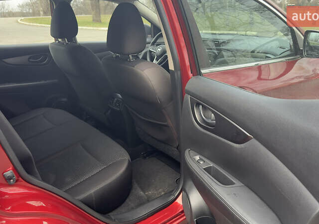 Красный Ниссан Rogue Sport, объемом двигателя 2 л и пробегом 140 тыс. км за 13500 $, фото 14 на Automoto.ua