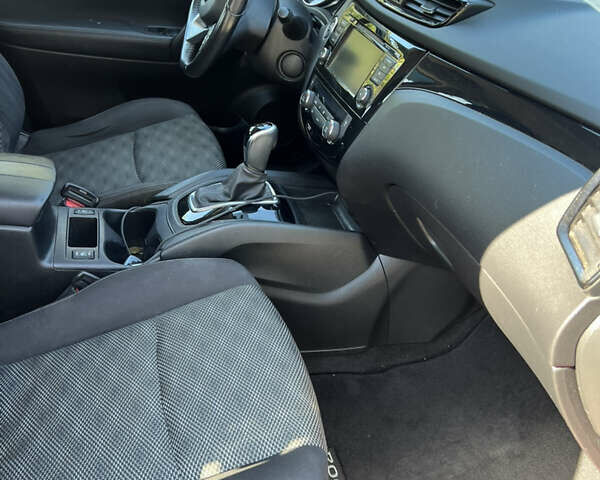 Красный Ниссан Rogue Sport, объемом двигателя 2 л и пробегом 114 тыс. км за 14700 $, фото 8 на Automoto.ua