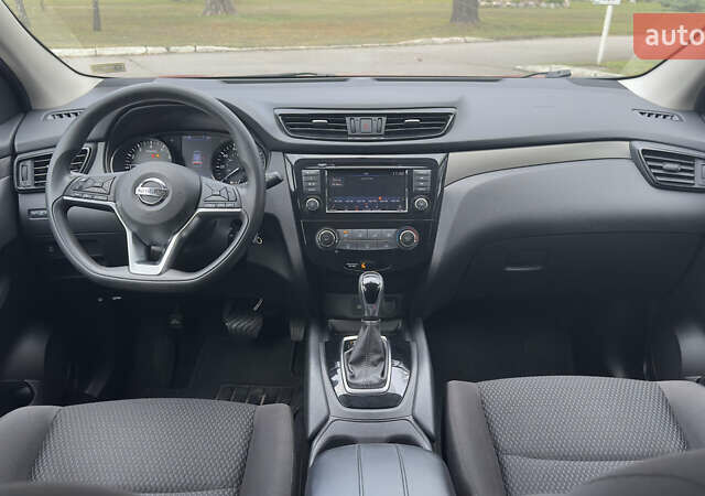 Красный Ниссан Rogue Sport, объемом двигателя 2 л и пробегом 140 тыс. км за 13500 $, фото 16 на Automoto.ua