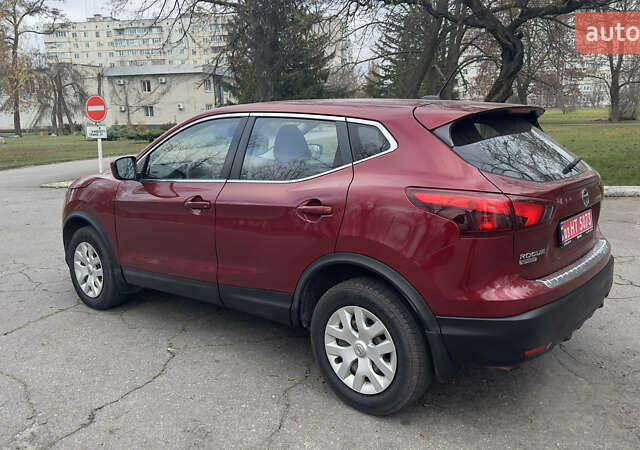 Красный Ниссан Rogue Sport, объемом двигателя 2 л и пробегом 140 тыс. км за 13500 $, фото 3 на Automoto.ua