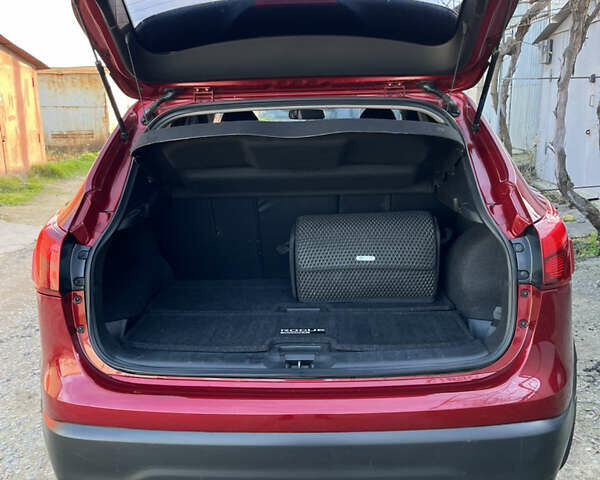 Красный Ниссан Rogue Sport, объемом двигателя 2 л и пробегом 117 тыс. км за 14500 $, фото 10 на Automoto.ua