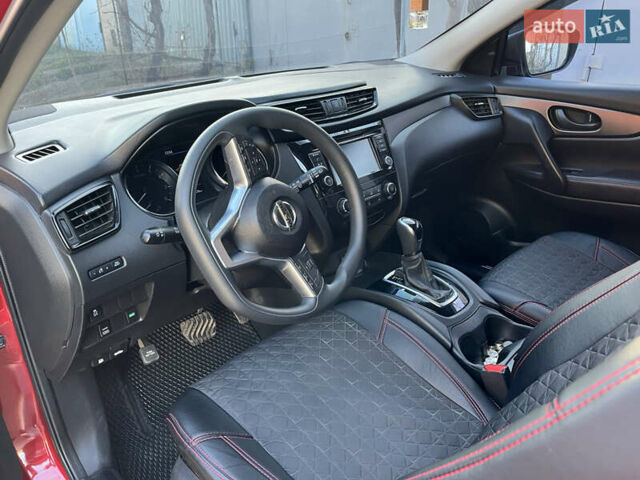 Красный Ниссан Rogue Sport, объемом двигателя 2 л и пробегом 117 тыс. км за 14500 $, фото 3 на Automoto.ua