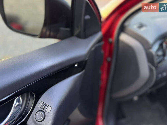 Красный Ниссан Rogue Sport, объемом двигателя 2 л и пробегом 112 тыс. км за 18800 $, фото 4 на Automoto.ua