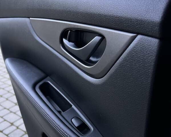 Красный Ниссан Rogue Sport, объемом двигателя 2 л и пробегом 230 тыс. км за 13600 $, фото 21 на Automoto.ua