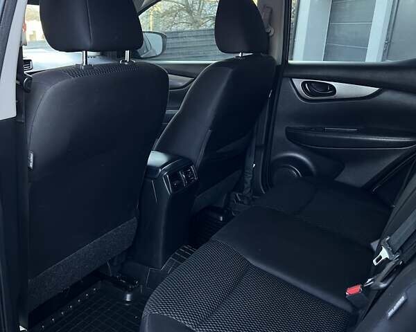 Красный Ниссан Rogue Sport, объемом двигателя 2 л и пробегом 230 тыс. км за 13600 $, фото 14 на Automoto.ua