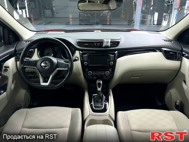 Красный Ниссан Rogue Sport, объемом двигателя 2 л и пробегом 90 тыс. км за 20000 $, фото 9 на Automoto.ua