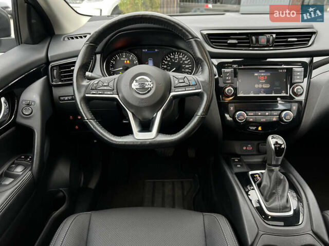 Красный Ниссан Rogue Sport, объемом двигателя 2 л и пробегом 45 тыс. км за 18900 $, фото 9 на Automoto.ua