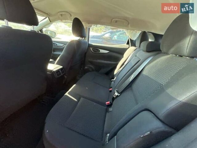 Красный Ниссан Rogue Sport, объемом двигателя 2 л и пробегом 31 тыс. км за 12300 $, фото 6 на Automoto.ua