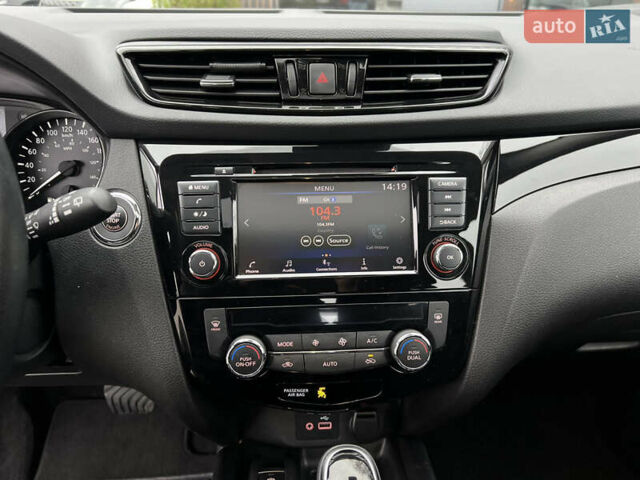 Красный Ниссан Rogue Sport, объемом двигателя 2 л и пробегом 45 тыс. км за 18900 $, фото 29 на Automoto.ua