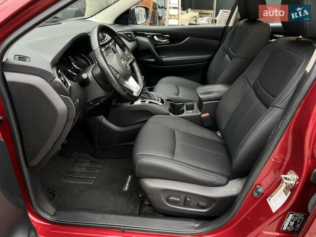 Красный Ниссан Rogue Sport, объемом двигателя 2 л и пробегом 45 тыс. км за 18900 $, фото 6 на Automoto.ua