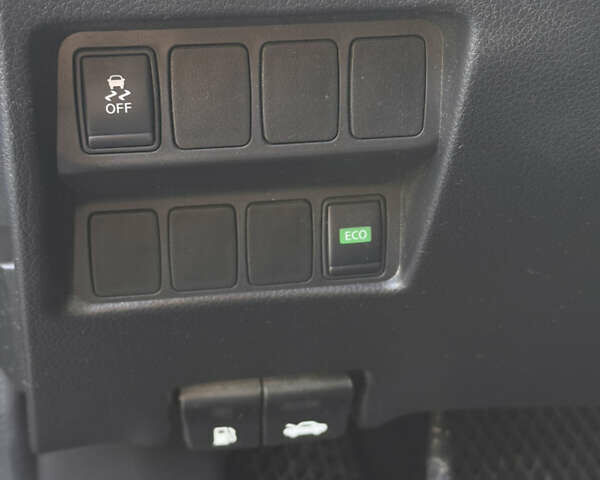 Серый Ниссан Rogue Sport, объемом двигателя 2 л и пробегом 214 тыс. км за 12000 $, фото 28 на Automoto.ua