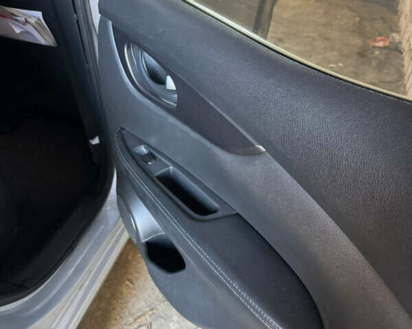 Серый Ниссан Rogue Sport, объемом двигателя 2 л и пробегом 63 тыс. км за 8000 $, фото 2 на Automoto.ua