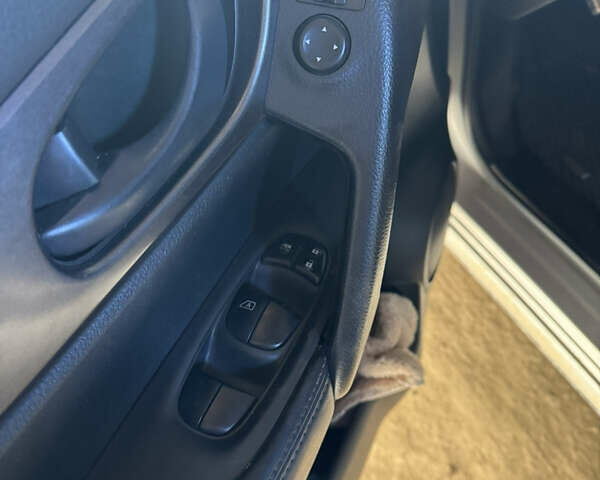 Серый Ниссан Rogue Sport, объемом двигателя 2 л и пробегом 63 тыс. км за 8000 $, фото 11 на Automoto.ua