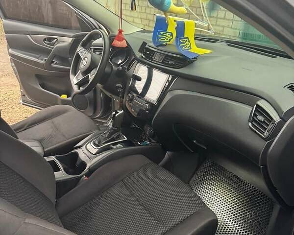 Сірий Ніссан Rogue Sport, об'ємом двигуна 2 л та пробігом 96 тис. км за 13700 $, фото 5 на Automoto.ua
