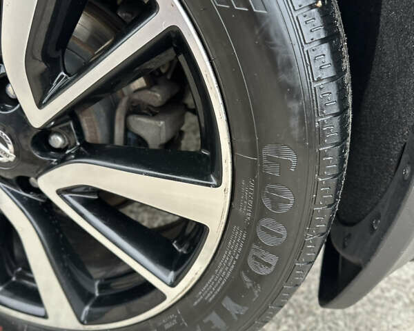 Сірий Ніссан Rogue Sport, об'ємом двигуна 2 л та пробігом 126 тис. км за 14300 $, фото 1 на Automoto.ua