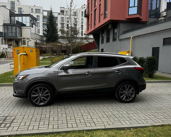Серый Ниссан Rogue Sport, объемом двигателя 2 л и пробегом 61 тыс. км за 15500 $, фото 4 на Automoto.ua