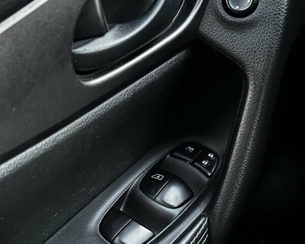 Сірий Ніссан Rogue Sport, об'ємом двигуна 2 л та пробігом 170 тис. км за 14500 $, фото 29 на Automoto.ua